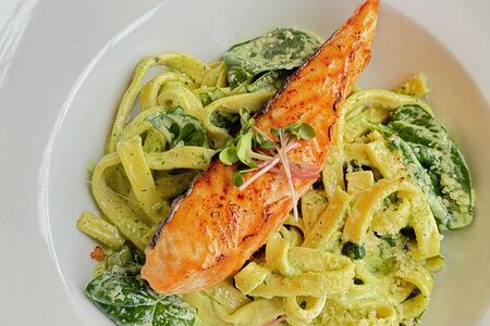 Тальятелле со стейком из лосося
