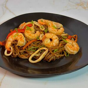 Соба с креветками и кальмаром