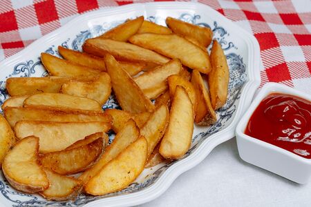 Картофель по-деревенски с кетчупом