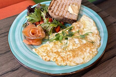 Омлет со слабосоленым лососем и сыром фета