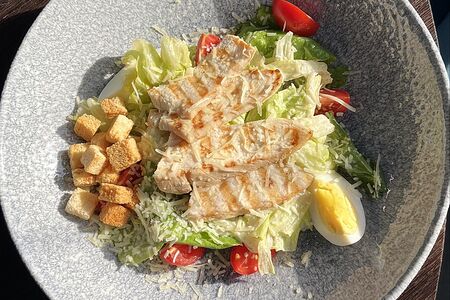 Салат Цезарь с цыпленком