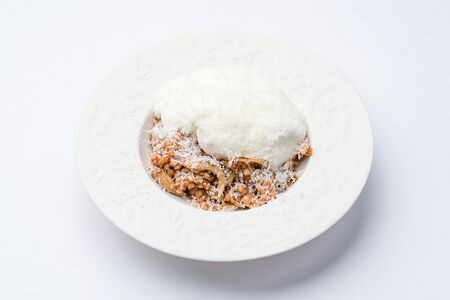 Томленая гречка с говядиной и томатами, грибами, яйцом пашот под муссом-пармезан