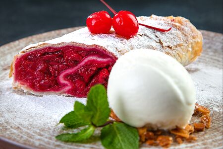 Вишневый штрудель 