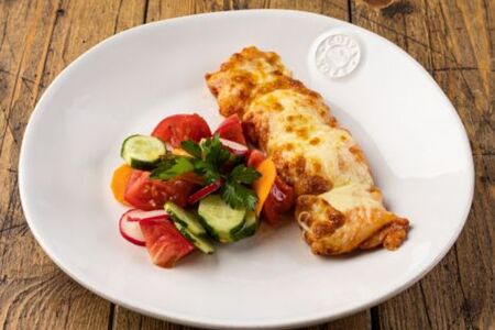 Куриный шашлычок с сыром и салатом из огурца