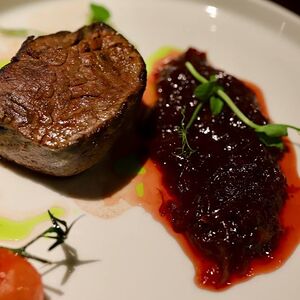 Стейк с карамелизированным луком