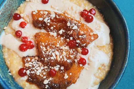 Кукурузная каша с тыквой и брусникой