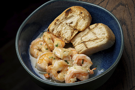 Креветки, жаренные с чесноком и эстрагоном