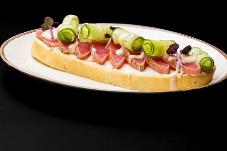 Брускетта с тунцом, огурцом и ореховым соусом