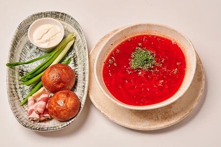 Борщ с салом и пампушкой