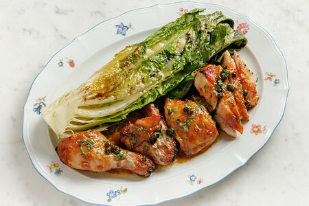 Фермерский цыплёнок с соусом жу и ромейном