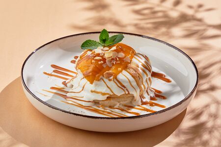 Панкейки с манго и карамелью