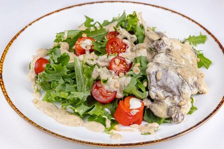 Теплый салат с печенью индейки и рулетиками из запеченного перца с сырным кремом