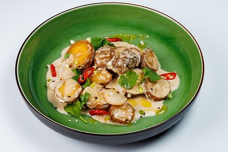 Морской гребешок с картофелем и трюфельным соусом