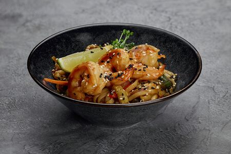 WOK-удон с креветками