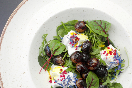 Салат с копченым виноградом и сыром шевр