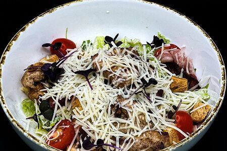 Салат Цезарь с курицей и беконом