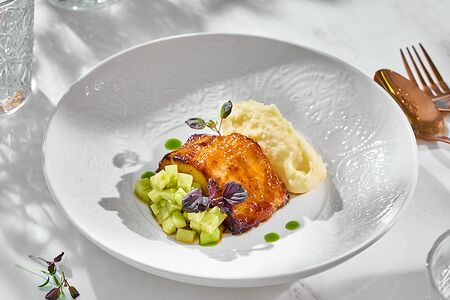 Черная треска в соусе мисо с пюре из картофеля и битыми огурцами