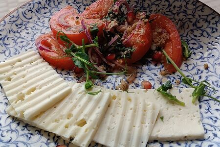 Салат из томатов с имеретинским сыром и базиликом