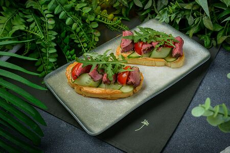 Брускетты с ростбифом