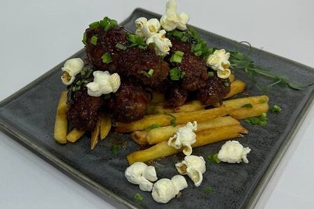 Крылья в соусе кола с попкорном и картофелем фри