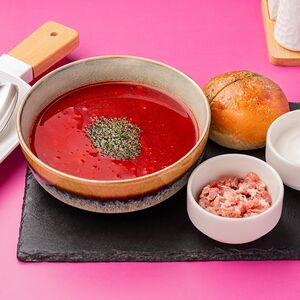 Борщ с пампушкой и шпиком