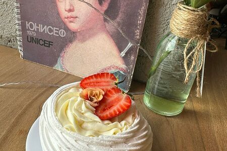 Анна Павлова со свежей клубникой