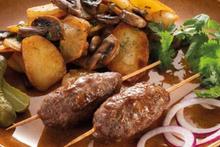 Жареная картошка с грибами и люля из ягненка