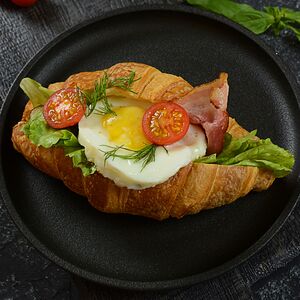 Круассан с беконом и яйцом