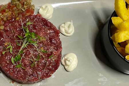 Тартар из говядины с соусом понзу и картофелем фри 