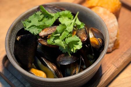 Мидии с соусом том ям и кинзой