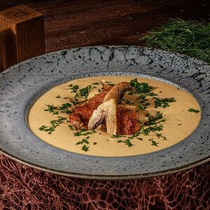 Индейка с луковым капучино и грибами