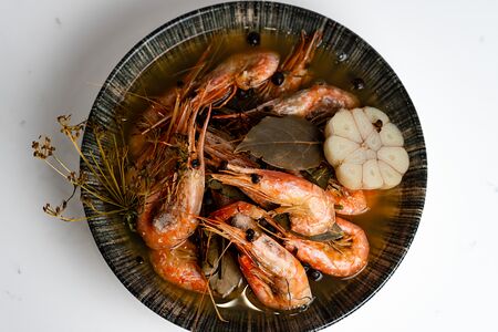 Северные креветки в пряном бульоне