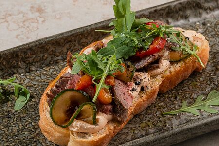 Брускетта с ростбифом