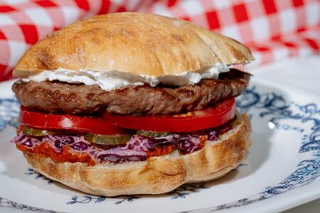 Бургер Плескавица классическая в булочке