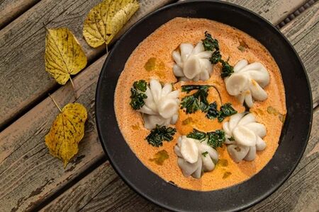 Мини-хинкали с креветками в соусе том ям