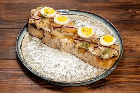 Копченая щука, ялтинский лук, перепелиное яйцо