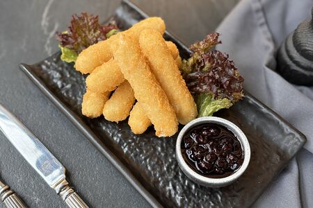 Жареная моцарелла со смородиновым компоте