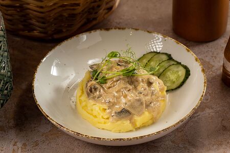 Бефстроганов из телятины с грибами и картофельным пюре