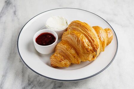 Круассан, масло, джем