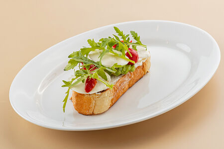 Брускетта с моцареллой и томатами черри 