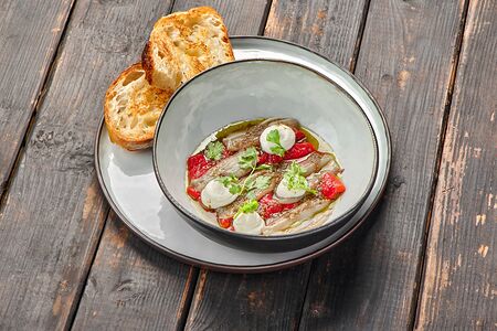 Перцы, запеченные на углях, с балтийской килькой