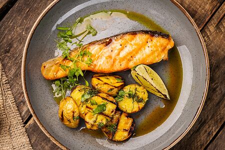 Филе лосося на углях с картофелем черри