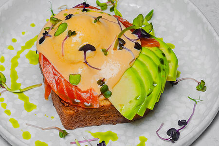 Яйцо Бенедикт на булочке бриошь с лососем и авокадо