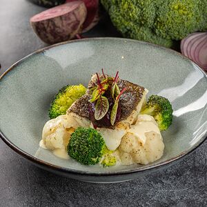 Запеченная треска с брокколи, цветной капустой и соусом лемонграсс