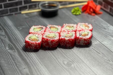 Ролл Калифорния с жареным лососем