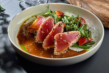 Тунец гриль с жареной стручковой фасолью