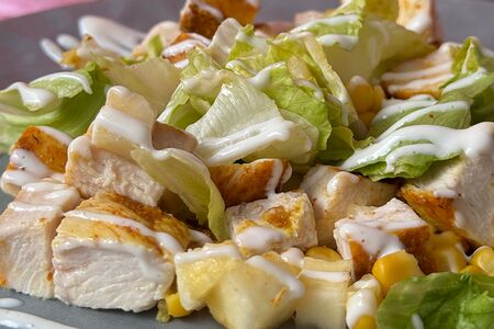 Салат с курицей и ананасом