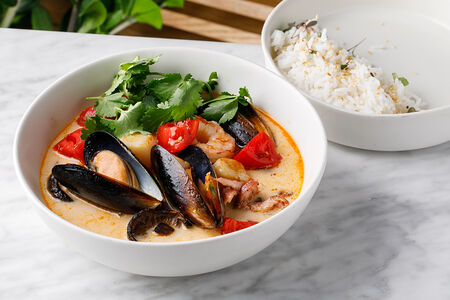 Том ям с морепродуктами и рисом жасмин