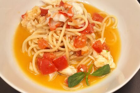 Спагетти с крабом и томатами 