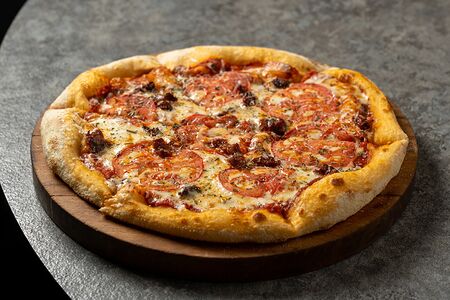 Пицца Маргарита с вялеными томатами